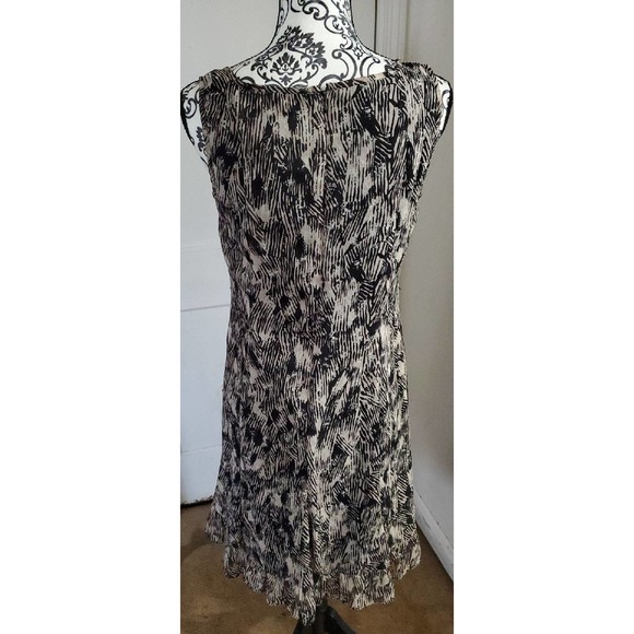 Comfy sleeveless dress with ruffle hem - Picture 3 of 3